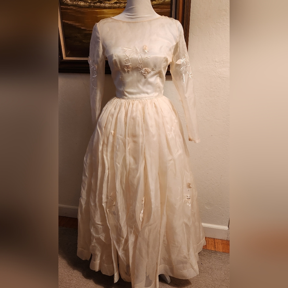 Vintage 1950s Ivory White Fit & Flare Embroidered Tulle Wedding Dress - Picture 11 of 15